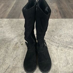 White Mountain woman’s size 6.5 suede boot - EUC